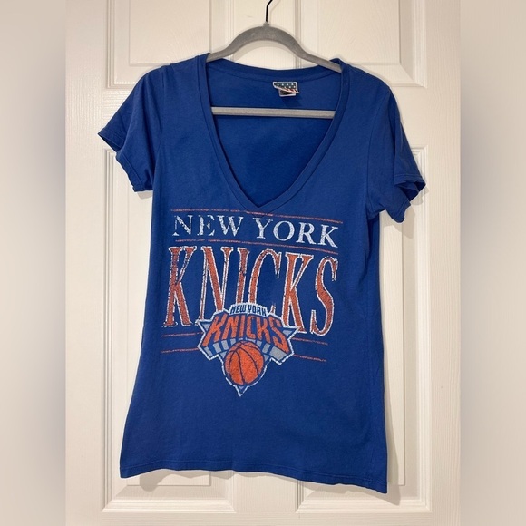 NY Knicks Basketball V-Neck Tee Junk Food Size Medium - Picture 1 of 2